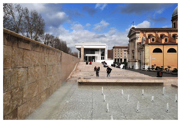 Meier-Ara_Pacis_Museum_by_Chiyi_06.jpg