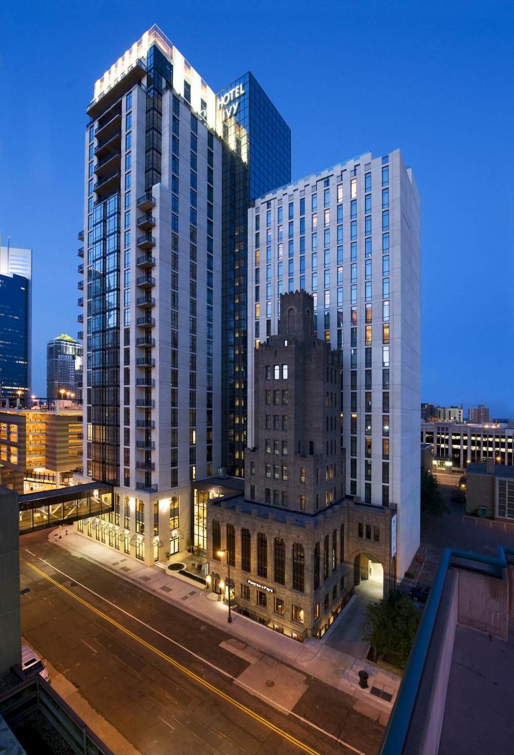 美国明尼苏达阿波利斯Hotel Ivy, Minneapolis, Minnesota (MN), United States_1)Hotel Ivy, Minneapolis—Hotel Ivy Exterior at Dusk 拍攝者 Luxury Collection Ho.jpg