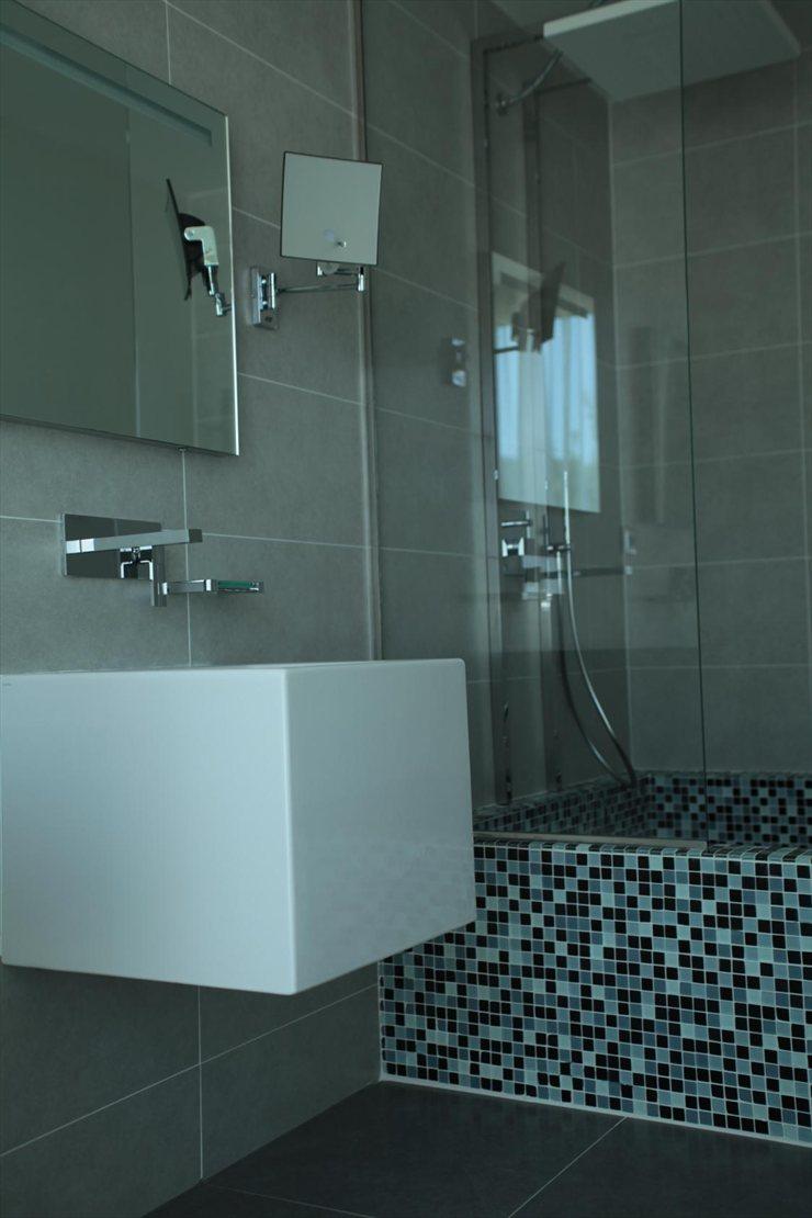 法国圣特罗佩KUBE酒店_Lavabo Cubic MOMA Design in Corian .jpg