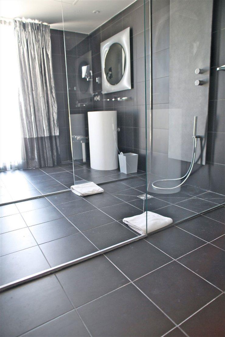 法国圣特罗佩KUBE酒店_MOMA Design box doccia e lavabo Tower Round in Corian - MOMA Design shower box .jpg