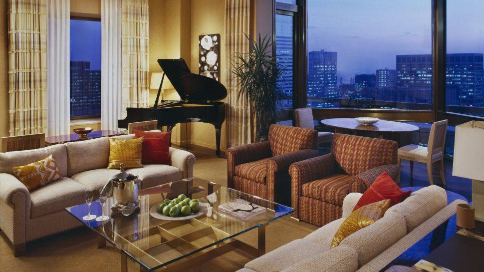 美国纽约四季酒店 Four Seasons Hotel New York_002411-05-presidential-suite-living-area-piano-city-view-night.jpg