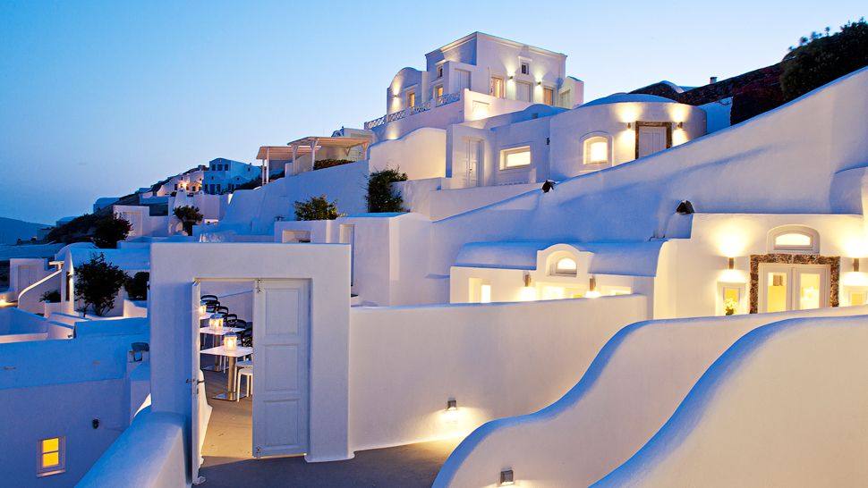 希腊圣托里尼Canaves Oia酒店_010165-02-Canaves-Oia-Exterior-evening.jpg