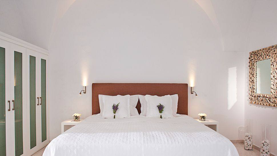 希腊圣托里尼Canaves Oia酒店_010165-08-Honeymoon Suite Bedroom at Canaves Oia.jpg