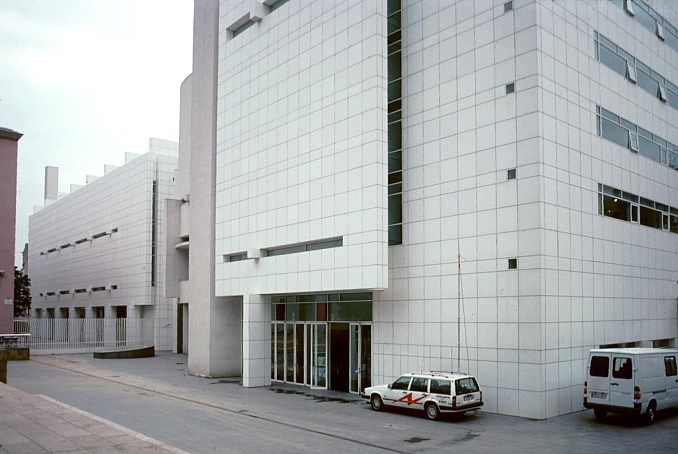 richard meier-巴塞隆納MACBA現代美術館_backang.jpg