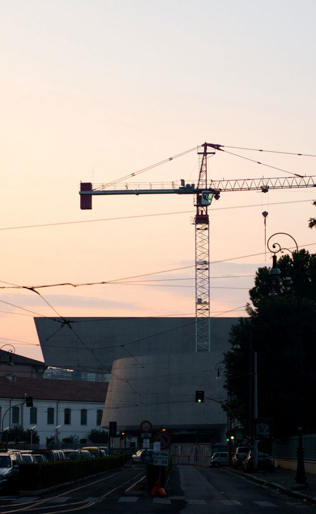 Zaha Hadid 設計之 MAXXI 二十一世紀美術館_Hadid-Maxxi_construction_2009_orig_001.jpg