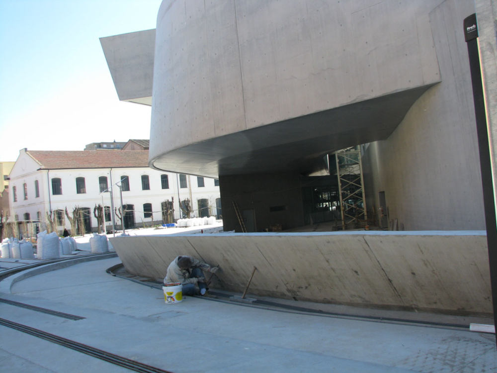 Zaha Hadid 設計之 MAXXI 二十一世紀美術館_Hadid-Maxxi_construction_2009_orig_011.jpg