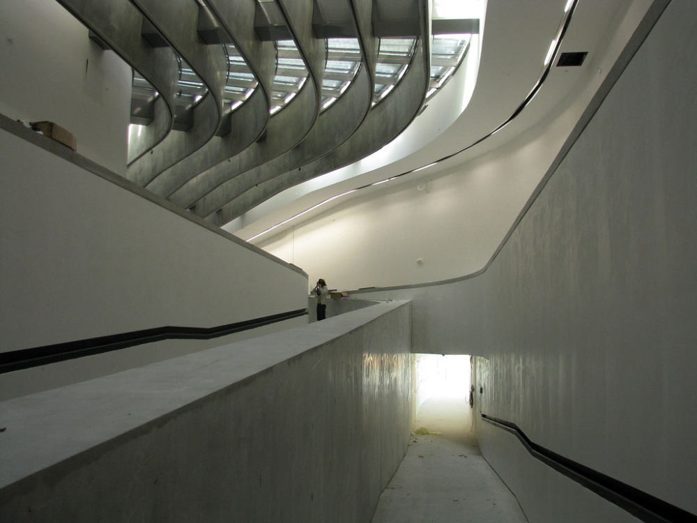 Zaha Hadid 設計之 MAXXI 二十一世紀美術館_Hadid-Maxxi_construction_2009_orig_046.jpg