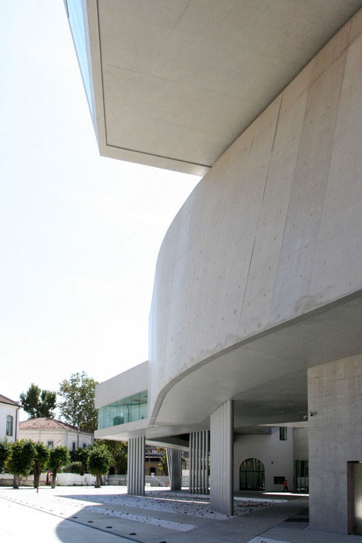 Zaha Hadid 設計之 MAXXI 二十一世紀美術館_Hadid-Maxxi_orig_17.jpg