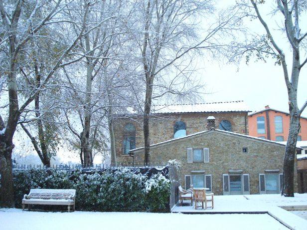 意大利托斯卡纳佛罗伦萨 Riva Lofts Florence_garden with chairs and snow.jpg