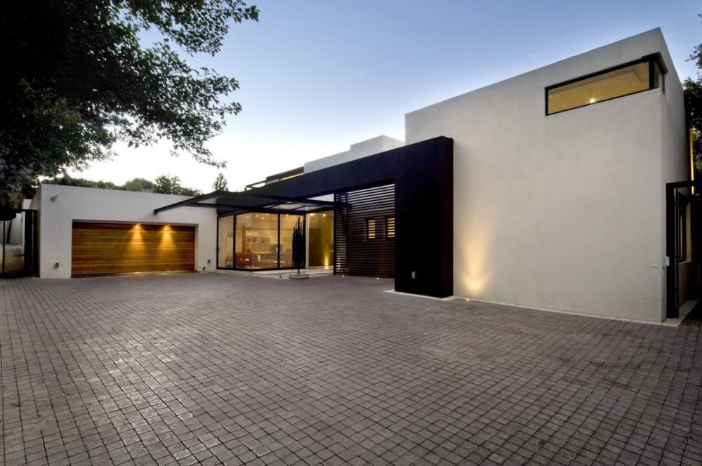 Mosi House Remodel by Nico van der Meulen Architects_mo_230212_05.jpg