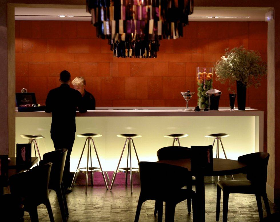 西班牙塞维利亚 Eme Fusion Hotel_36.camareros-en-20-pasos.jpg