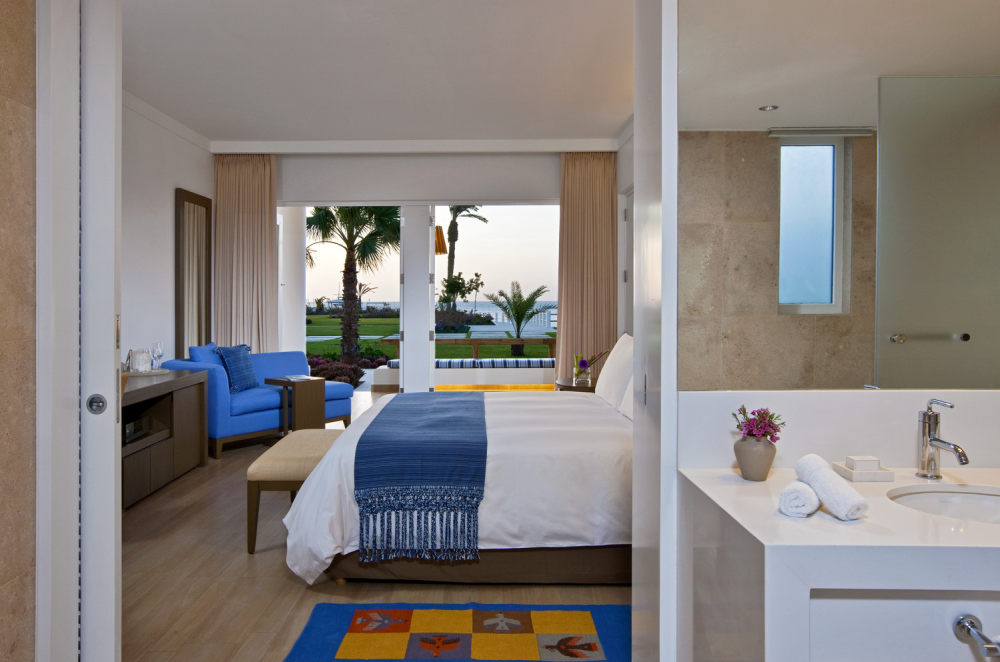 20)Hotel Paracas, Paracas—Superior Room - king size bed 拍攝者 Luxury Collectio.jpg