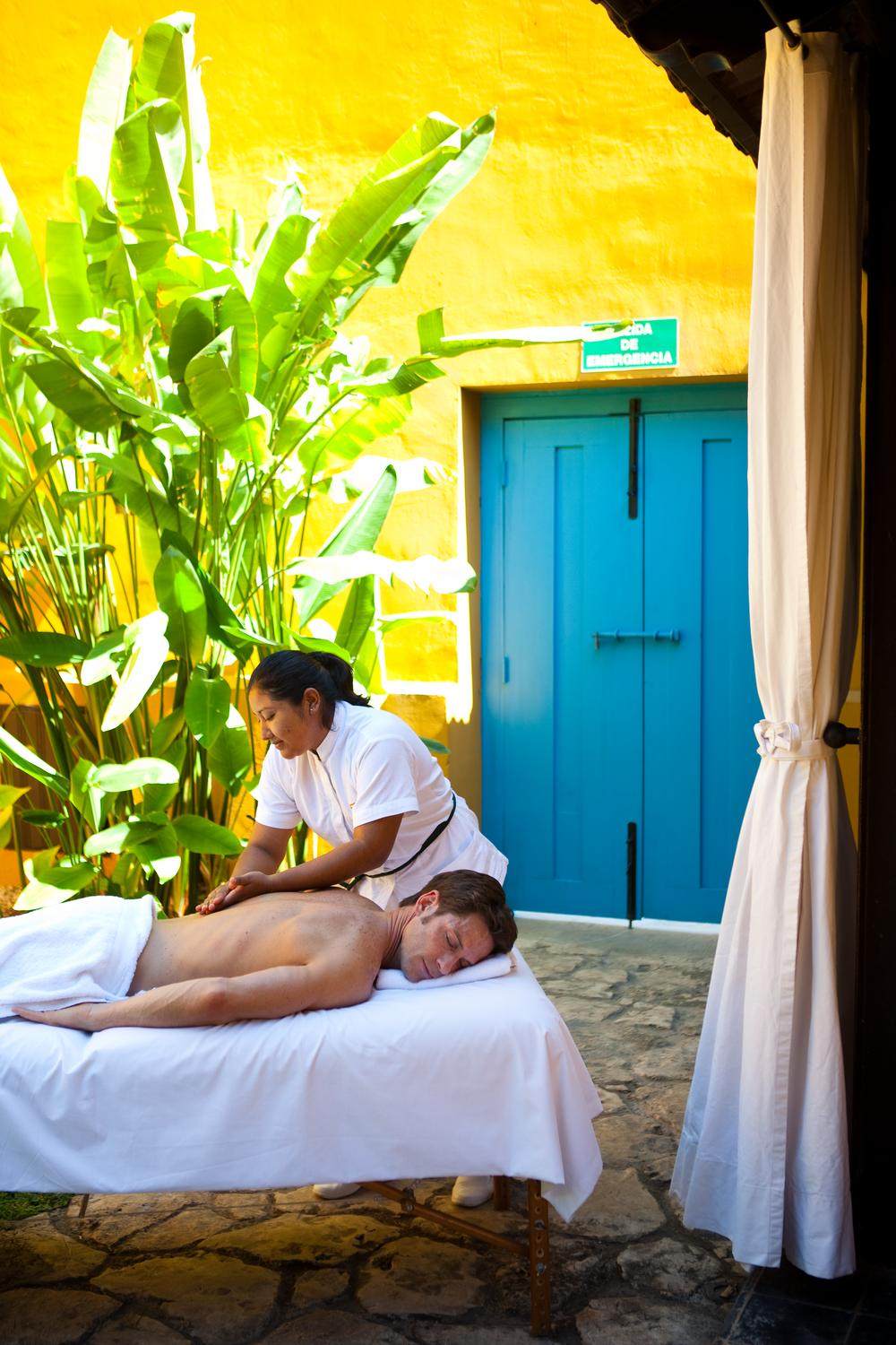 墨西哥坎佩切Hacienda Puerta Campeche, Mexico_7)Hacienda Puerta Campeche—Mayan Massage 拍攝者 Luxury Collection Hotels and Re.jpg