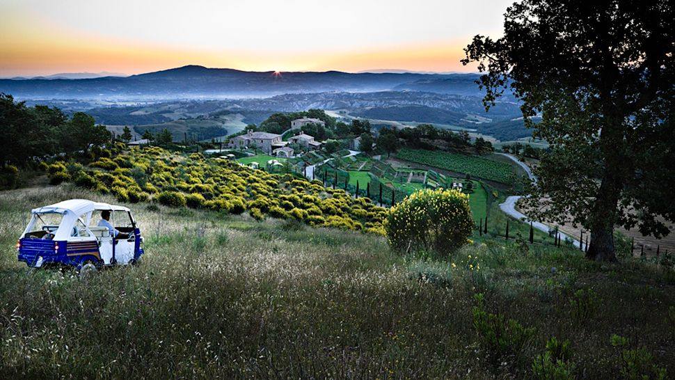 意大利卡萨利迪Monticchio酒店_006460-08-exterior-panorama-rolling-hills-evening.jpg