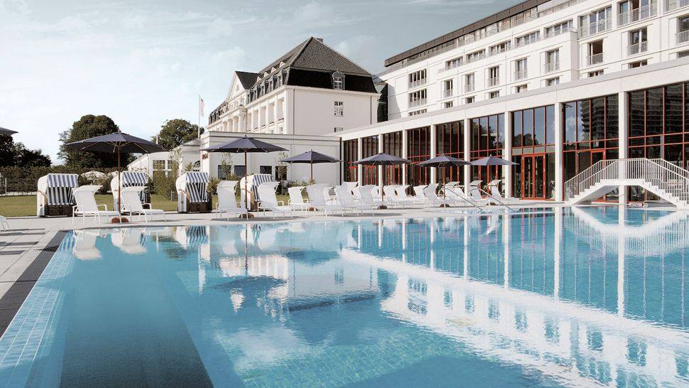 德国Grand SPA Resort A-ROSA Travemünde_008321-09-Resortansicht_Aussenpool.jpg