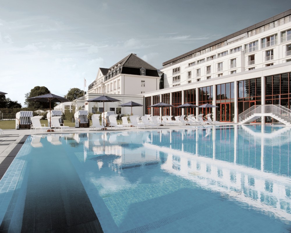 德国Grand SPA Resort A-ROSA Travemünde_Resortansicht_Meerwasseraussenpool.jpg