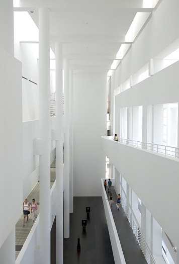 richard meier-巴塞隆納MACBA現代美術館_0022.jpg