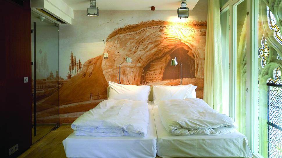 荷兰马斯特里赫特Kruisheren hotel_005389-02-double-bed-cave-mural.jpg
