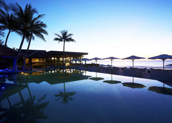 越南美奈安纳塔拉水疗度假村 Anantara Mui Ne Resort & Spa, Vietnam_Anantara_Mui_Ne_Vietnam_Pool_deck_by_night-AMN_1448.jpg