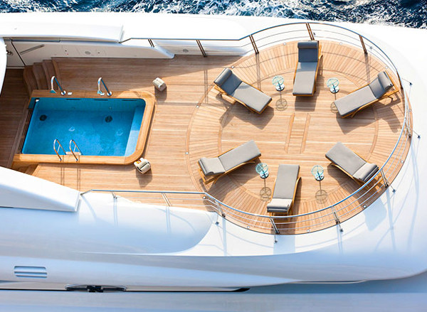 豪华游艇 Numptia_deck-numptia-luxury-yacht.jpg