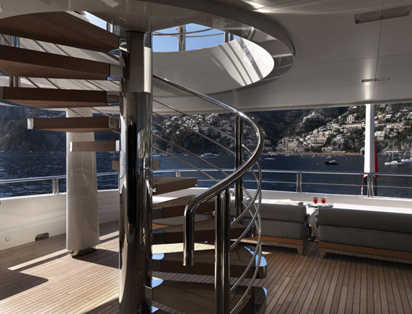 豪华游艇 Numptia_staircase-nuptia-luxury-yacht-11.jpg