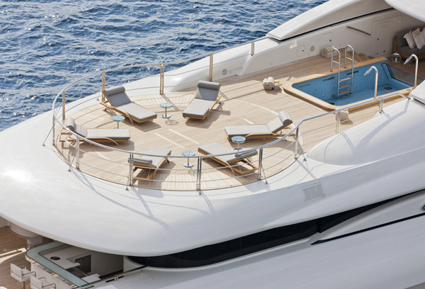 豪华游艇 Numptia_swimming-pool-nuptia-luxury-yacht.jpg