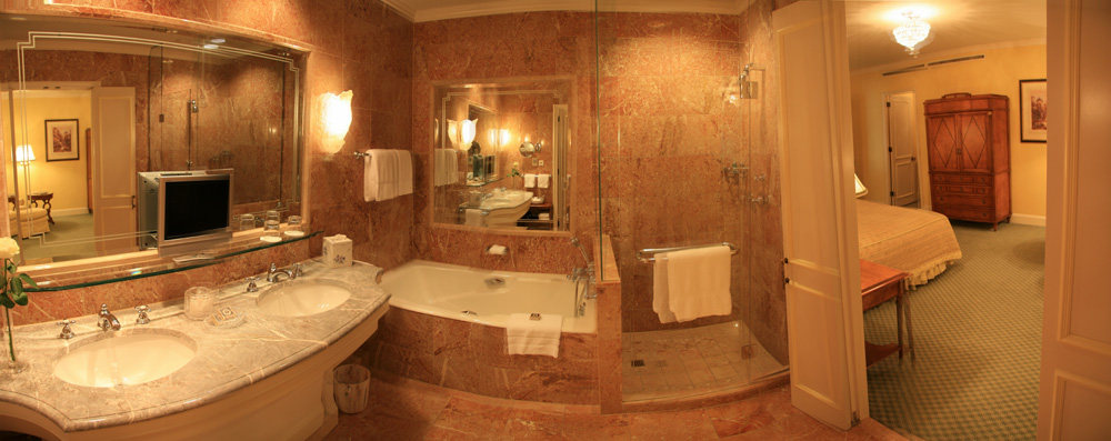 德国柏林丽晶酒店 Regent Berlin_semi_pano_of_bathroom.jpg