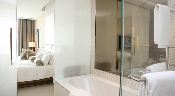 YasViceroy阿布扎比酒店_YasViceroy_DeluxeKingBathroom.jpg