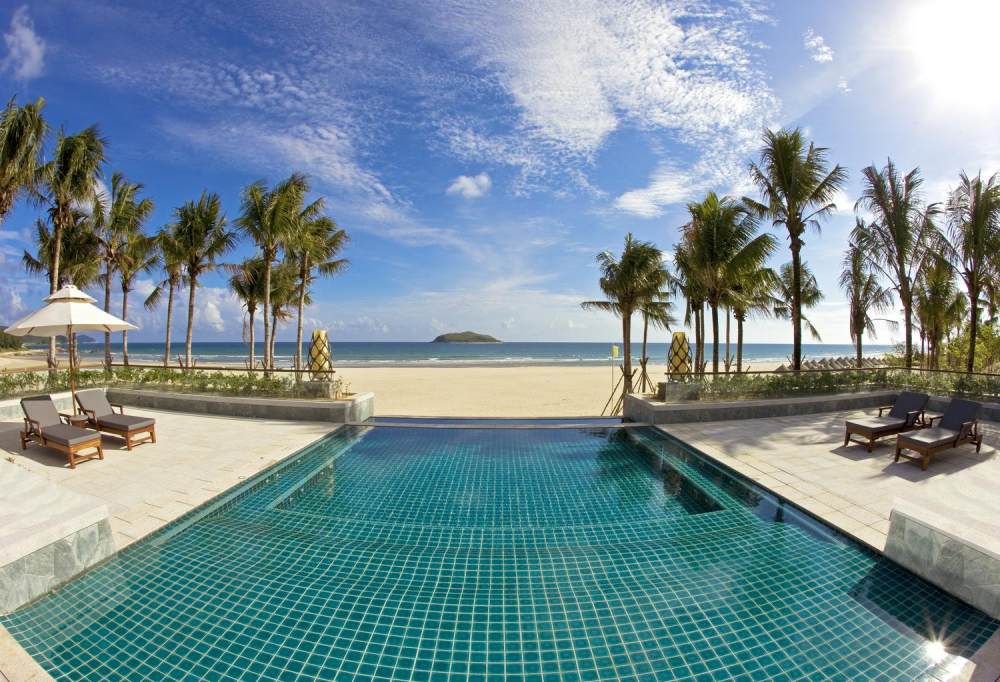海南石梅湾艾美度假酒店（非诚勿扰2外景酒店）_27)Le Meridien Shimei Bay Beach Resort &amp;amp_ Spa—Infinity Pool with Sea Vie.jpg