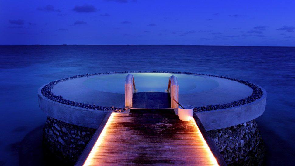 马尔代夫芙花芬度假村 Huvafen Fushi_002885-07-hot-tub-overlooking-water.jpg