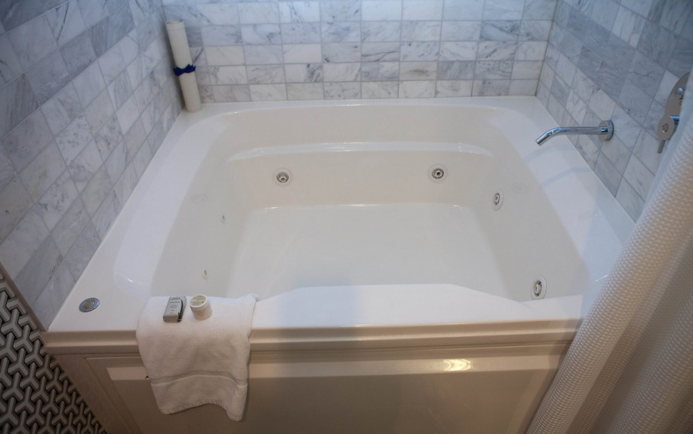 美国芝加哥阿莱顿酒店Allegro Chicago Hotel_king-jacuzzi-suite--v796349-1600.jpg