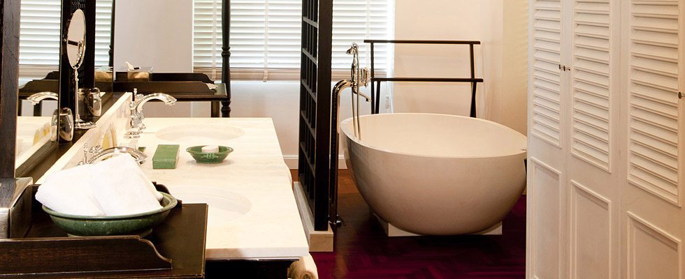 苏梅岛班达灵岩洲际酒店INTERCONTINENTAL SAMUI BAAN TALING NGAM RESORT_Bathrooms feature separate bathtub and shower.jpg