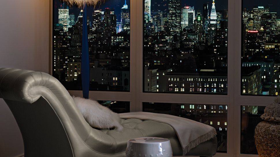 纽约蒙德里安苏荷酒店 Mondrian Soho_008621-03-chair-city-night-view.jpg