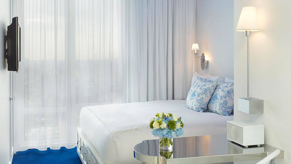 纽约蒙德里安苏荷酒店 Mondrian Soho_008621-11-Guestroom-white-blue.jpg