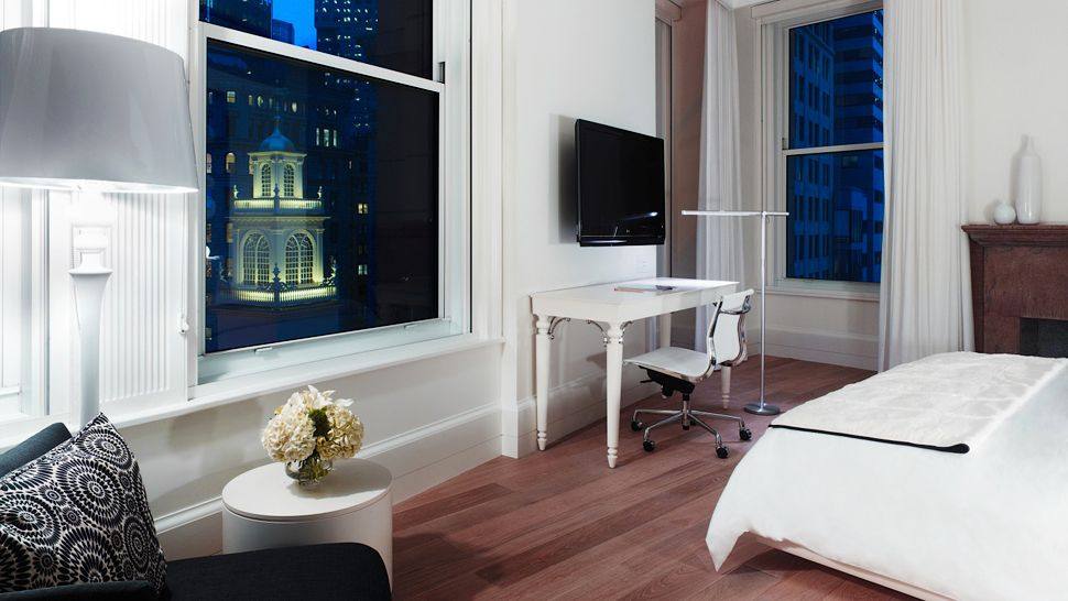 波士顿埃姆斯酒店 Ames Boston/Rockwell Group_006485-02-bedroom-city-view.jpg