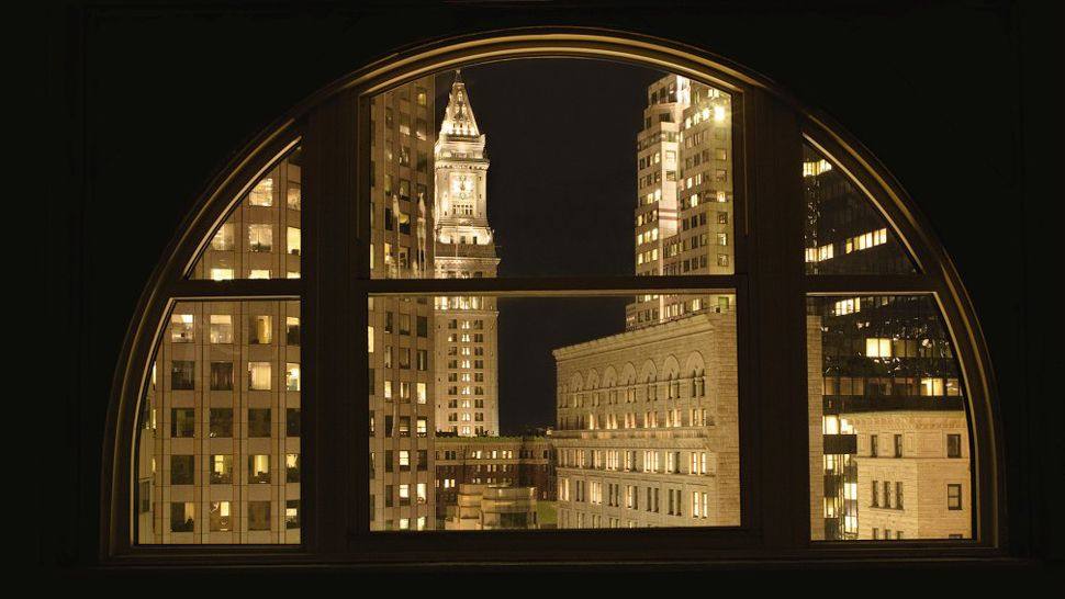 波士顿埃姆斯酒店 Ames Boston/Rockwell Group_006485-04-window-city-night-view.jpg