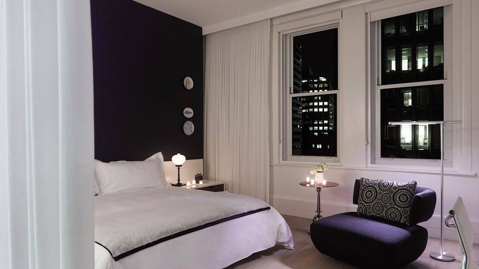 波士顿埃姆斯酒店 Ames Boston/Rockwell Group_006485-06-bedroom-night-view.jpg