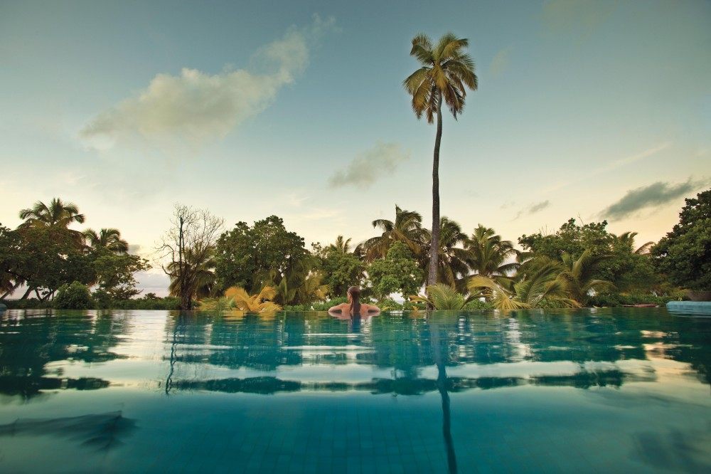 非洲塞舌尔Desroches Island度假村_piclarge316beach residence view from within pool (MLP).jpg