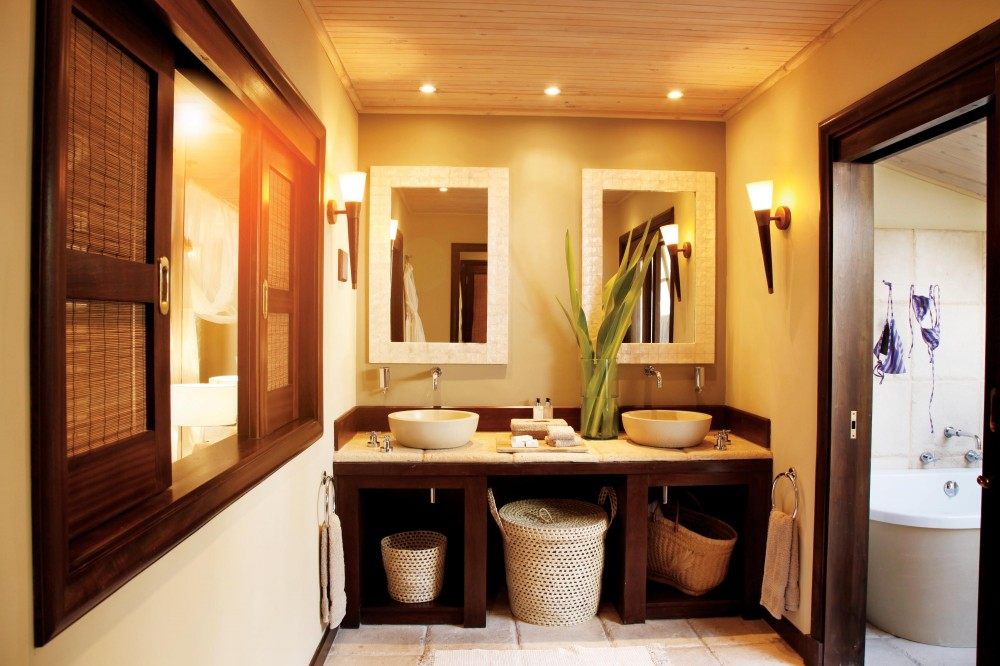 非洲塞舌尔Desroches Island度假村_piclarge332beach suite bathroom.jpg