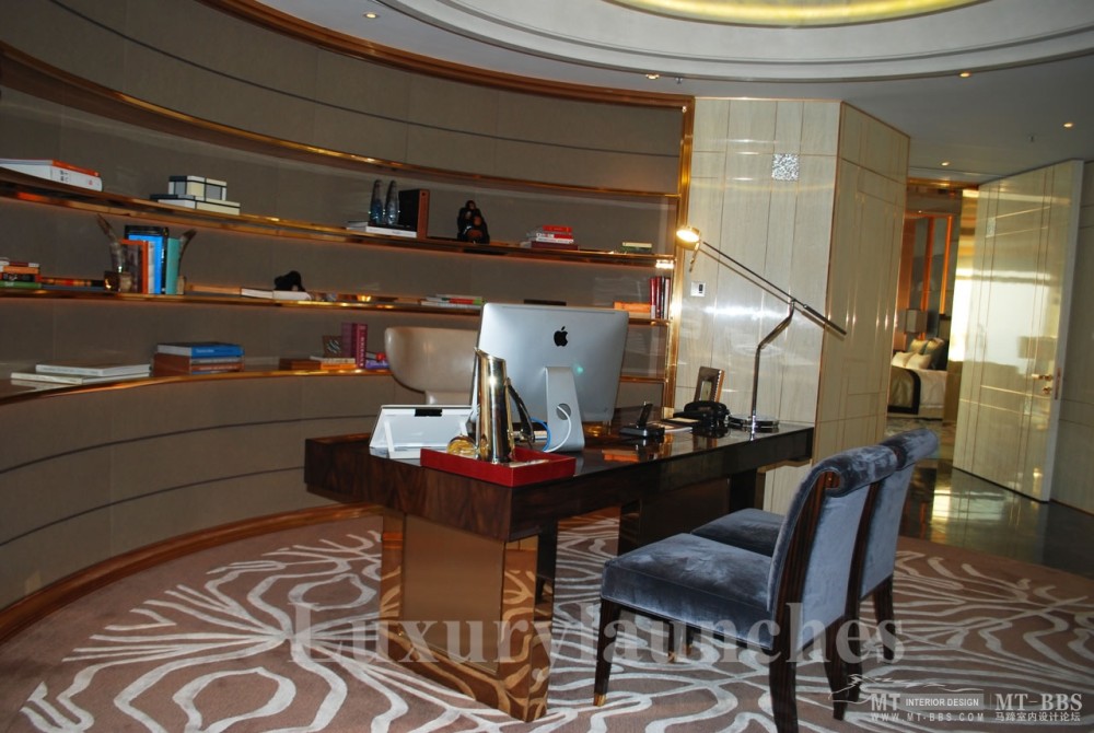 香港丽兹卡尔顿酒店The Ritz-Carlton, Hong Kong_Ritz-carlton-hong-kong-presidential-suite_office_1.jpg