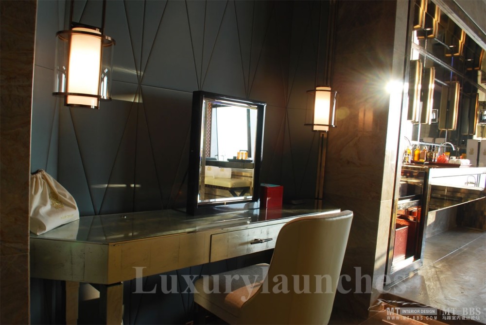 香港丽兹卡尔顿酒店The Ritz-Carlton, Hong Kong_Ritz-carlton-hong-kong-presidential-suite-dressing-table.jpg