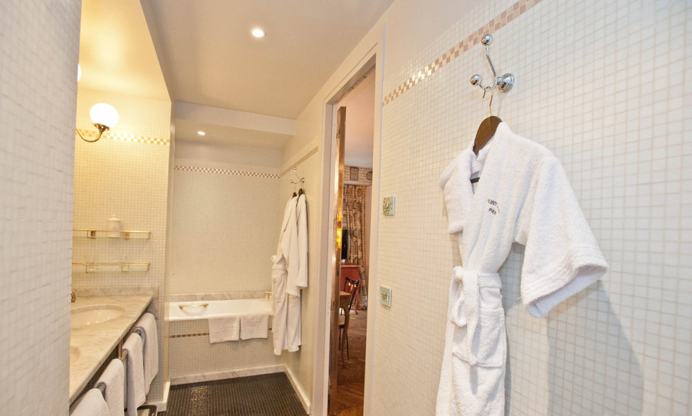 bathroom-suite--v1409819-67-1280.jpg