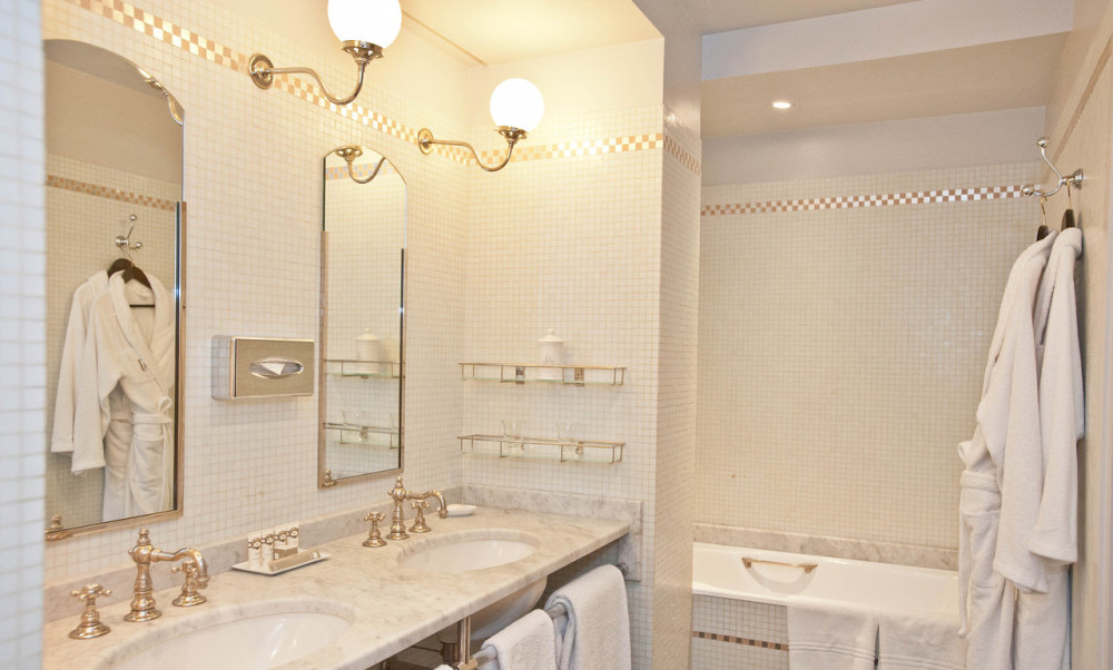 bathroom-suite--v1409820-67-1280.jpg