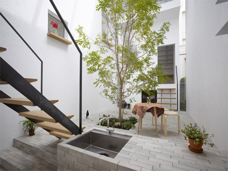 minna-no-ie-house-tree-in-courtyard.jpg