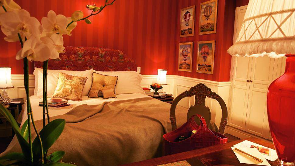 雅典乔治国王酒店 King George Palace_003726-02-red-striped-bedroom.jpg