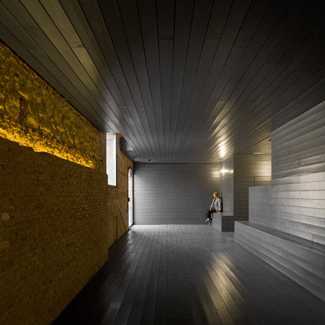 屠宰场改变为电影院--西班牙马德里_dezeen_Cineteca-Matadero-by-Churtichaga-Quadra-Salcedo_12.jpg