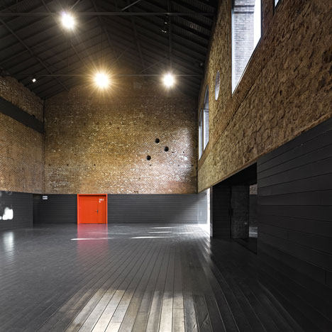 屠宰场改变为电影院--西班牙马德里_dezeen_Cineteca-Matadero-by-Churtichaga-Quadra-Salcedo_11.jpg