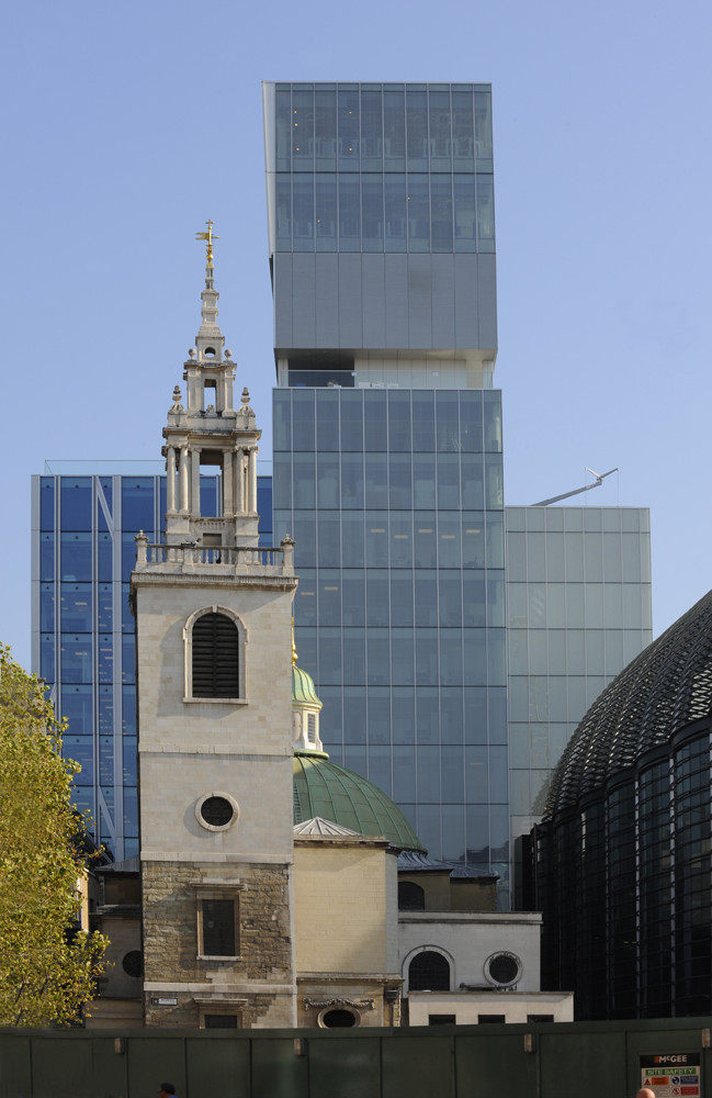 伦敦New Court—OMA_04-St-Stephen-Walbrook-Church-with-west-facade-of-Rothschild-Bank-Copyright-OMA.jpg