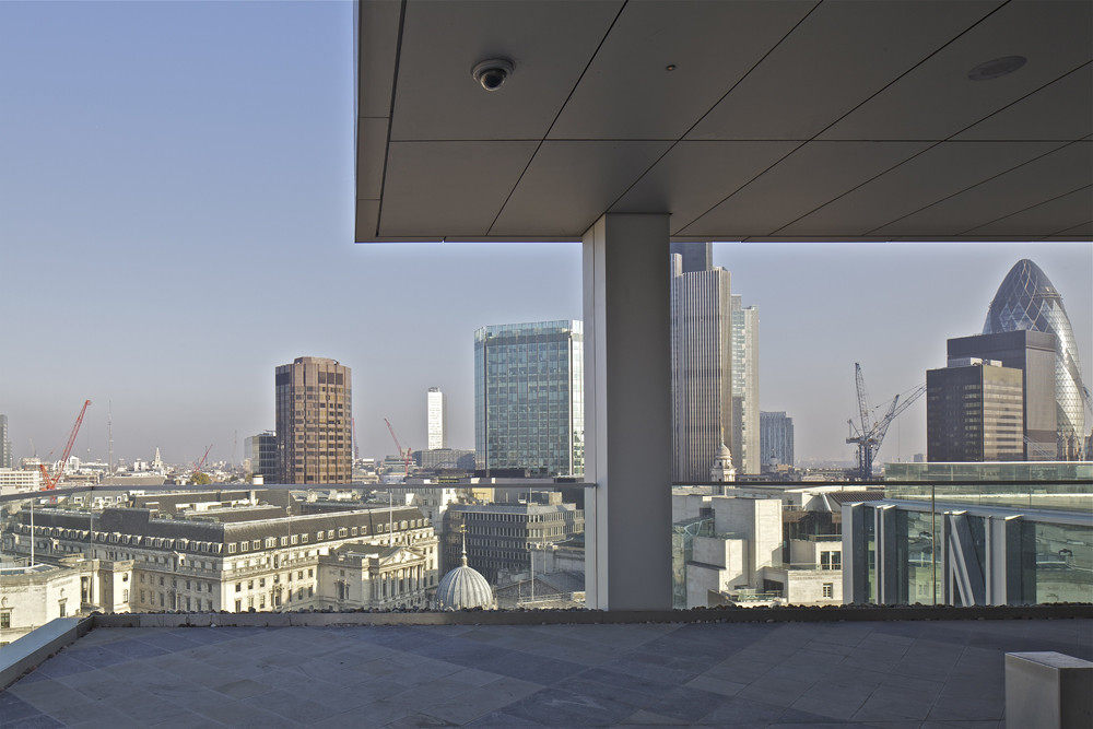 伦敦New Court—OMA_57-Rooftopview-on-London-framed-by-Sky-Pavilion-Copyright-OMA-by-Philippe-Ruault.jpg