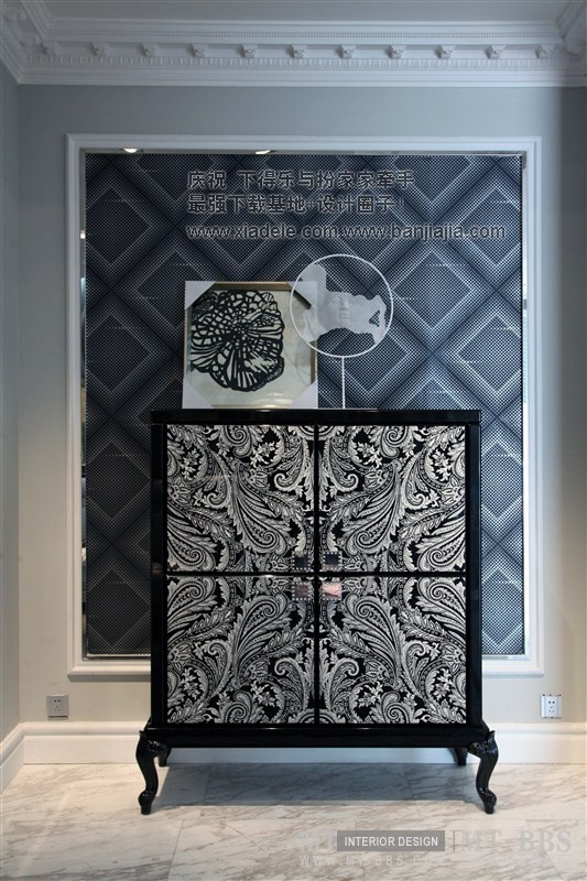 2012流行元素新款烤漆装饰柜.jpg